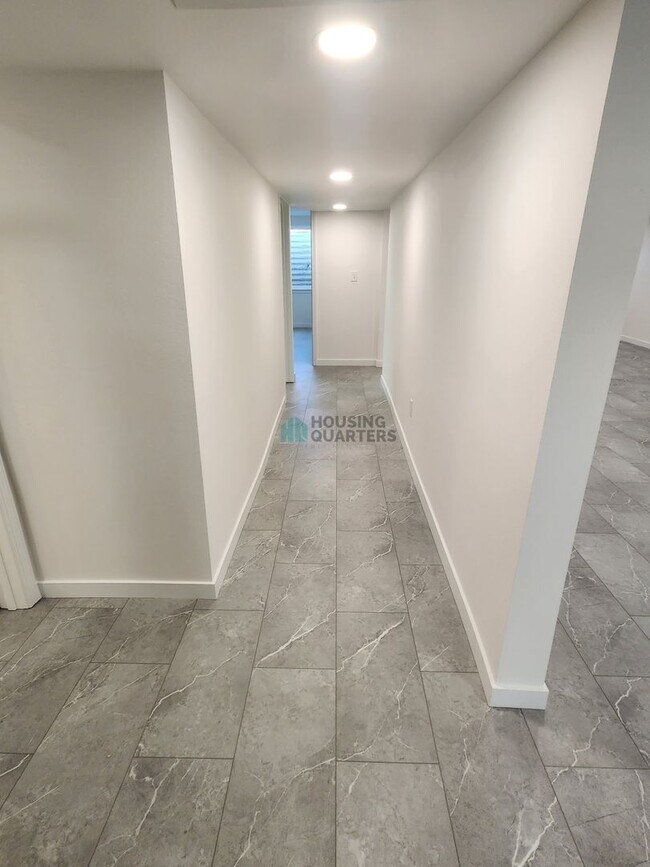 Building Photo - Beautiful single family home just minutes from Argonne and Upriver Drive!