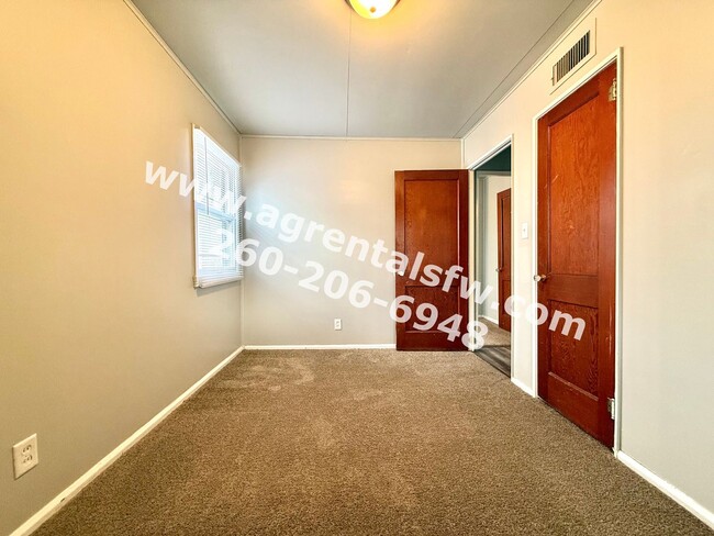 Building Photo - 3 Bedroom House