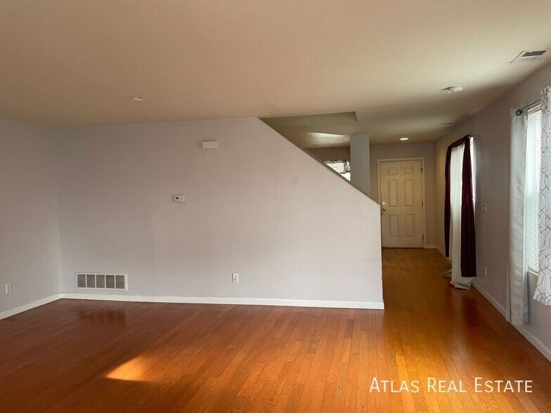 Building Photo - 843 Mockingbird St