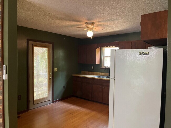 Building Photo - "Charming 2-Bedroom Retreat with Spacious 1200 Sq Ft Layout in Scenic Carthage!" Lake Front views...