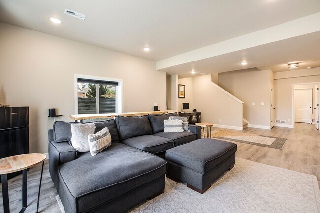 Building Photo - Elegant and spacious home with mountain vi...