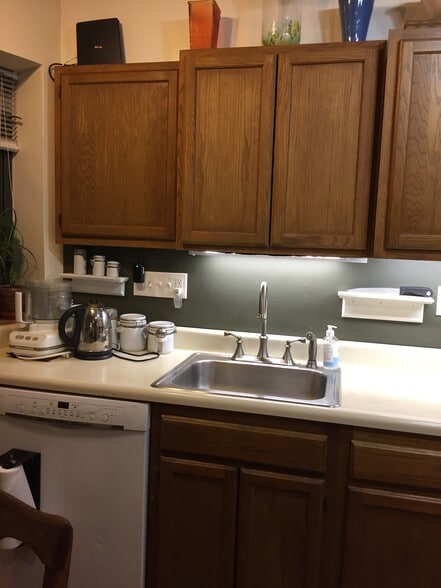 partial view of kitchen counter - 6344 Aurelia St