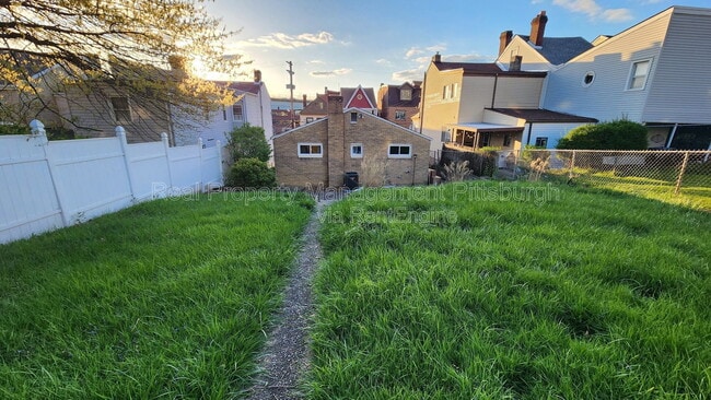 Building Photo - 433 Ella St