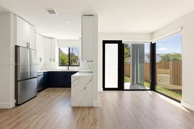 Building Photo - 3 bedroom in Miami FL 33150