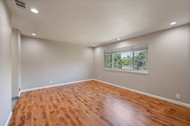 Building Photo - 3661 Slopeview Dr