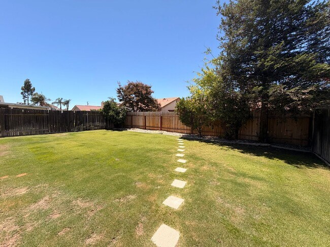 Building Photo - NW Bakersfield home!
