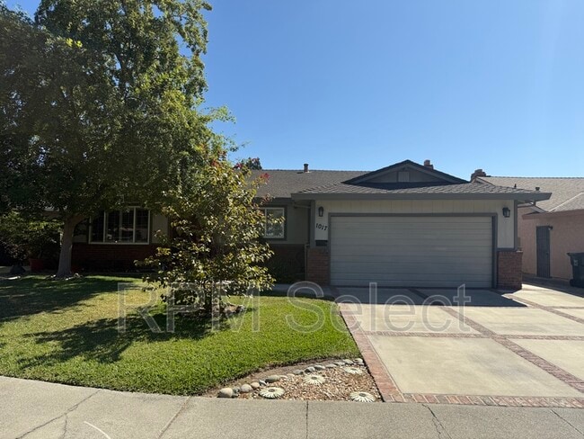 Building Photo - 1017 Silver Lake Dr