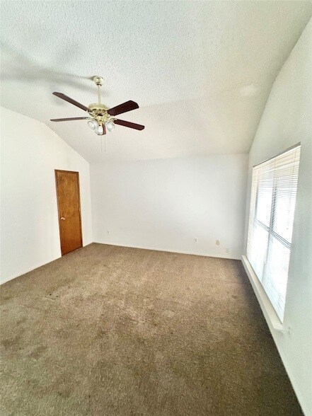 Building Photo - 700 Retriever Ln