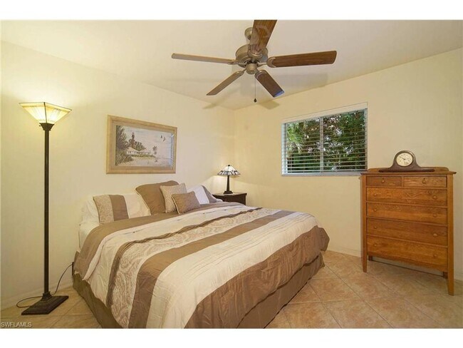 Building Photo - 703 SW Santa Barbara Pl