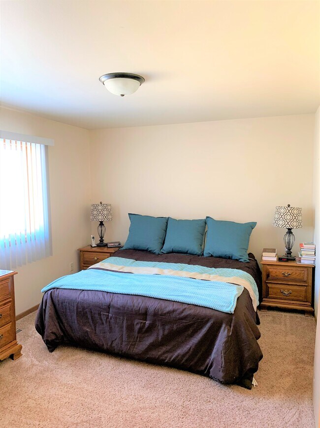 Building Photo - 812 Van Es Pky