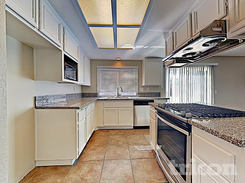 Building Photo - 15473 Casa Grande St