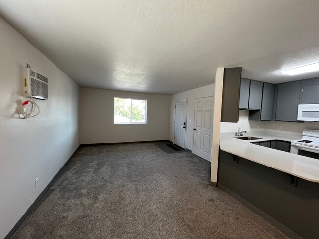 Building Photo - 806 E White Birch Ave