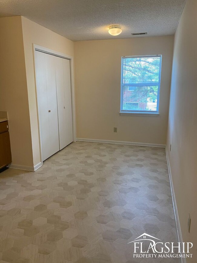 Building Photo - One Bedroom Cadwell Ct Unit