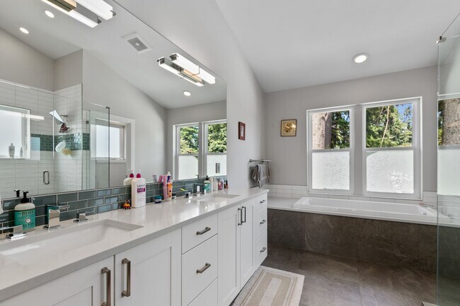 Building Photo - 5Bd/3.25Ba Seattle House