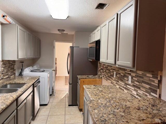Building Photo - 1911 S Palomar Dr