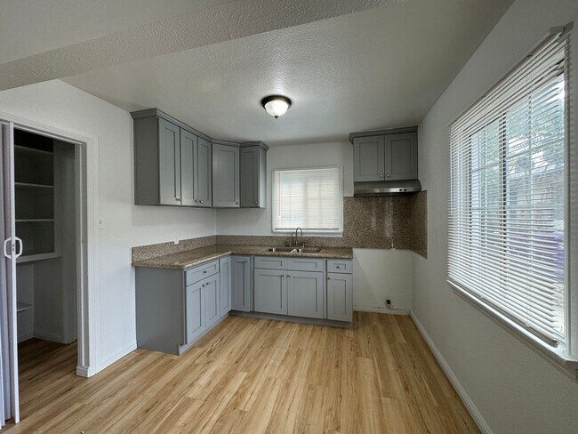 Building Photo - 2110 1/2-2110 1/2 Linden Ave