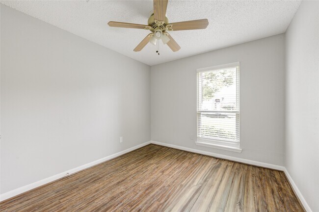 Building Photo - 1206 Park Ln