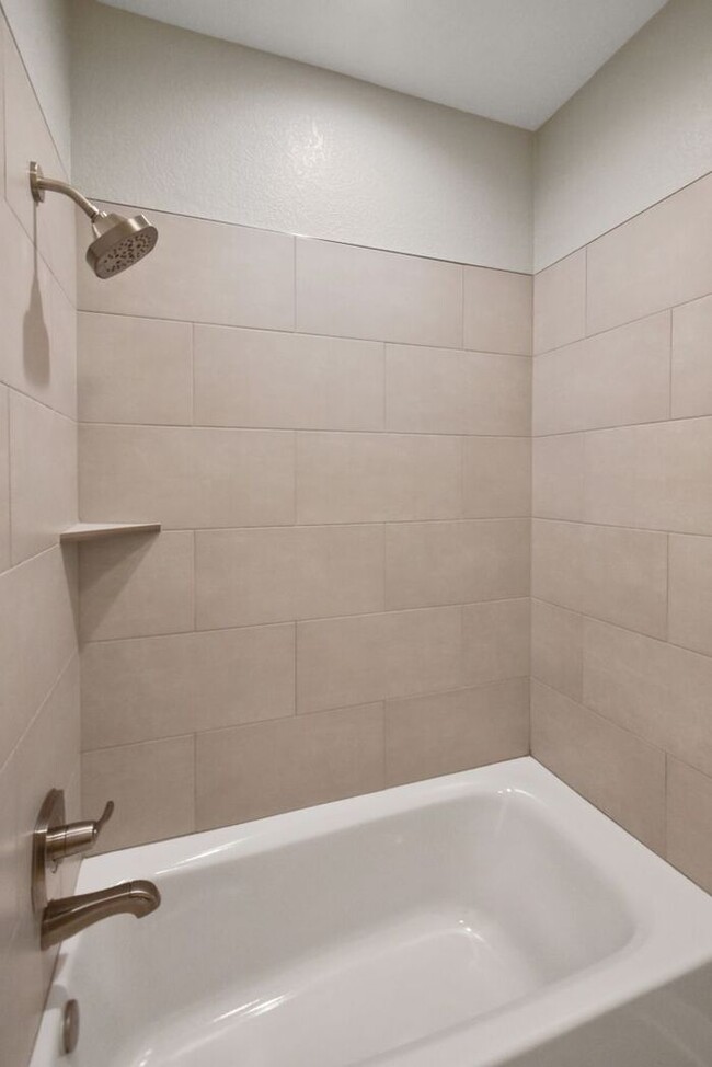 Building Photo - Stunning 4 Bed 2 Bath!