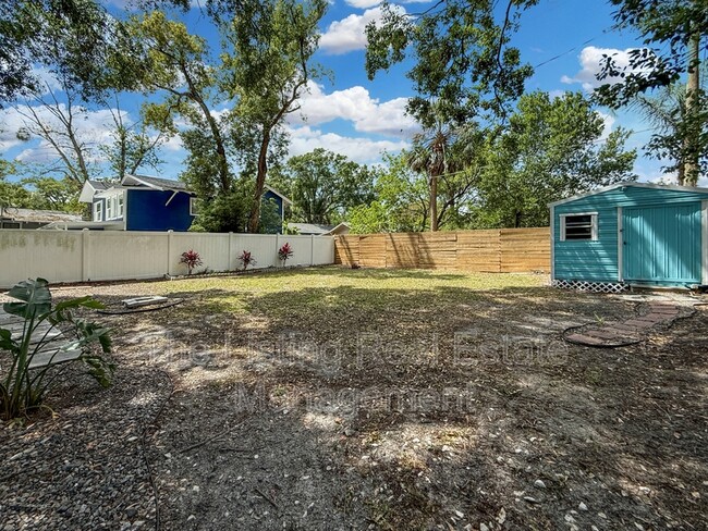 Building Photo - 308 E Hanna Ave