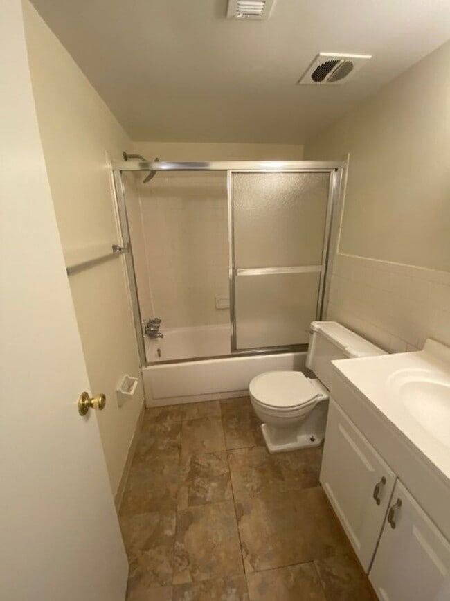 Building Photo - 2 Bedroom 1.5 Bathroom Apartment Unit Loca...