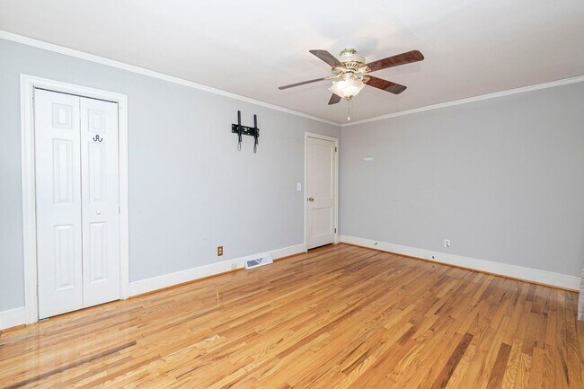 Building Photo - Beautiful rental full of character and charm located in The Avenues of Cayce! Close to USC!