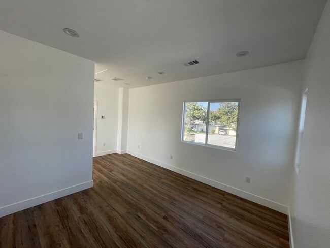 Building Photo - 540 W Elm Ave