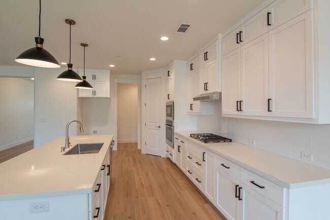 Building Photo - $500 MOVE IN SPECIAL OFF FIRST MONTHS RENT.