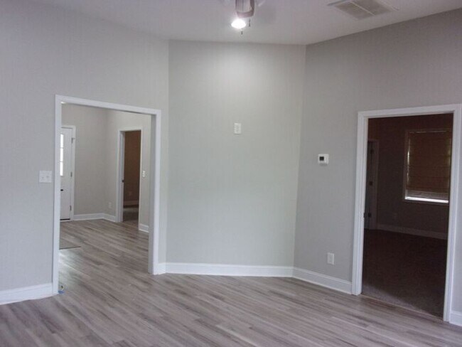 Building Photo - Beautifully Renovated 2 Bedroom 1 Bath Home - Minutes to Downtown Rock Hill