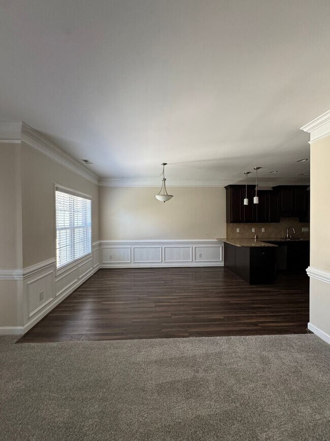Building Photo - Lovely 3 Bed 2.5 Bath Home with Community Amenities