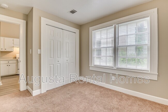 Building Photo - 515 3rd St