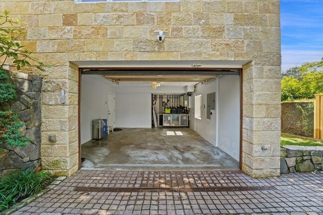 Building Photo - 2 Hudson St