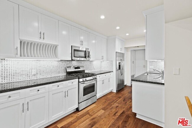 Building Photo - 853 Le Doux Rd