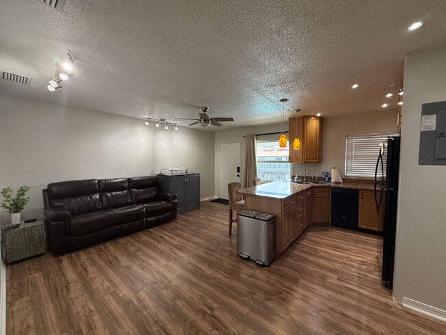 Building Photo - Updated 1 bedroom condo near the river!