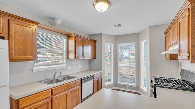 Building Photo - 3 Bed, 2 Bath in Tulsa - Available mid Oct...