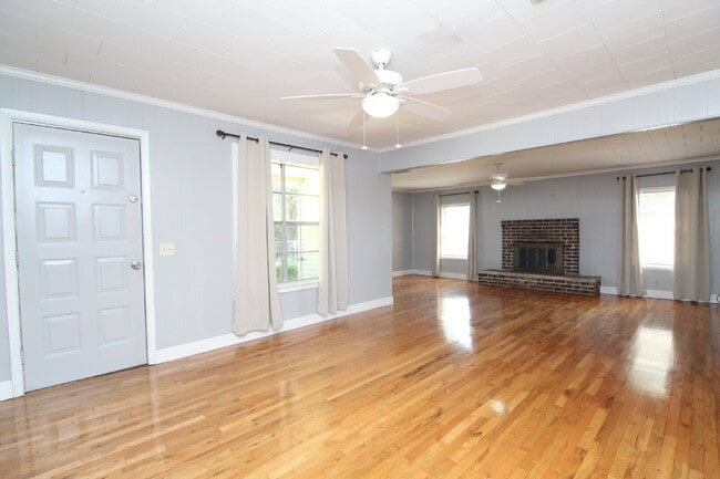 Building Photo - Molino 2/1 Cottage with Hardwood Floors, S...