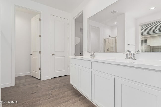 Building Photo - 305 E Leland Rd