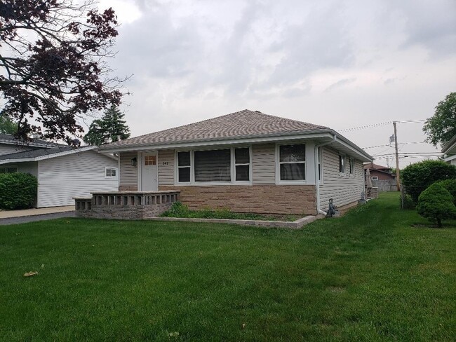 Primary Photo - 541 W Belden Ave