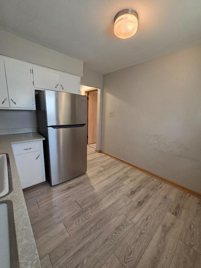 Building Photo - 1214 S 77th St