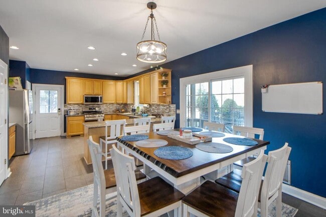 Building Photo - 7420 Mayflower Ct