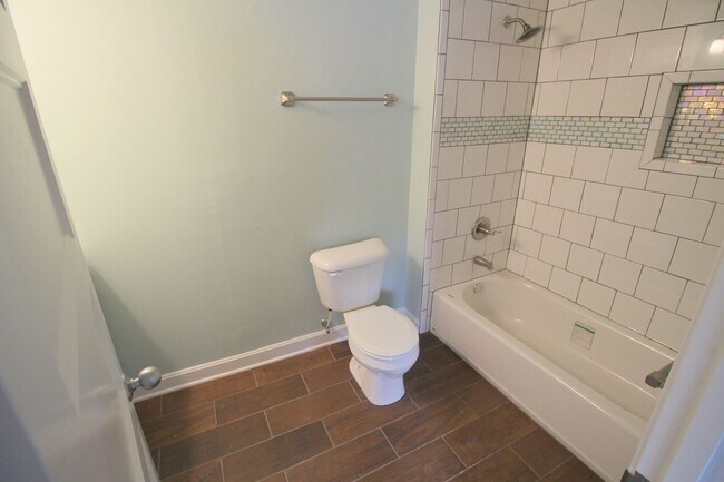Building Photo - 3 bed 2 bath Campus Rental