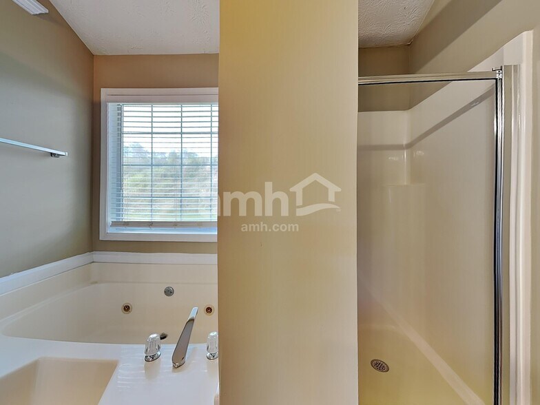 Building Photo - 1545 Maple Pointe Ct