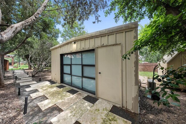 Building Photo - 301 Oak Ridge Rd