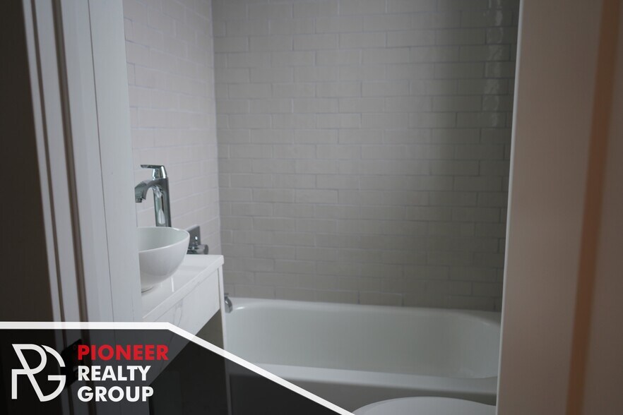 Building Photo - 515 W Belmont Ave