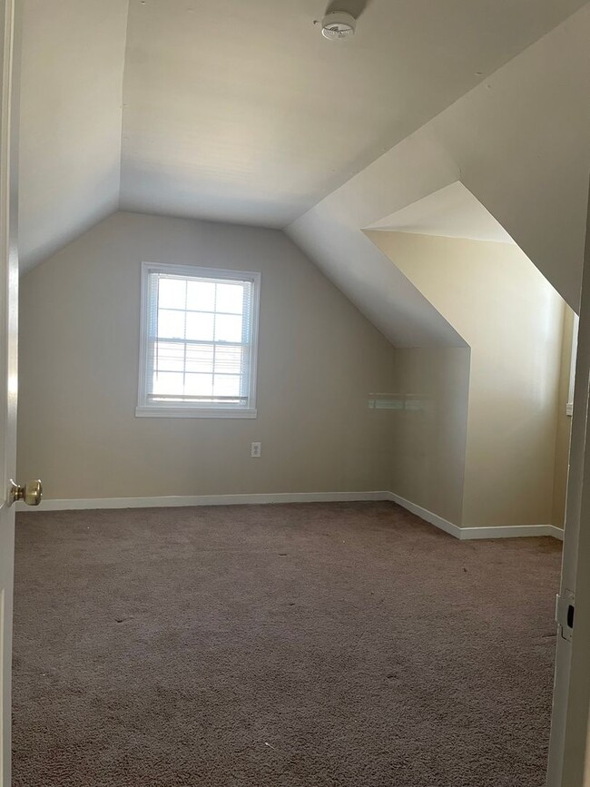 Building Photo - CUTE ALLENTOWN SINGLE with 4 BEDROOMS!