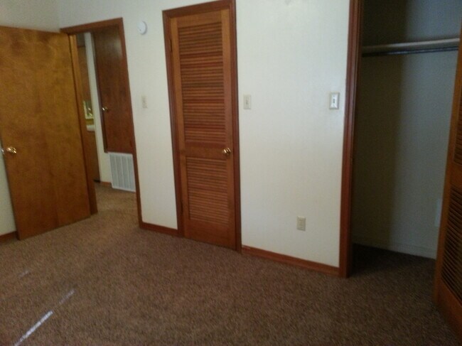 Building Photo - 128 Debra Ln