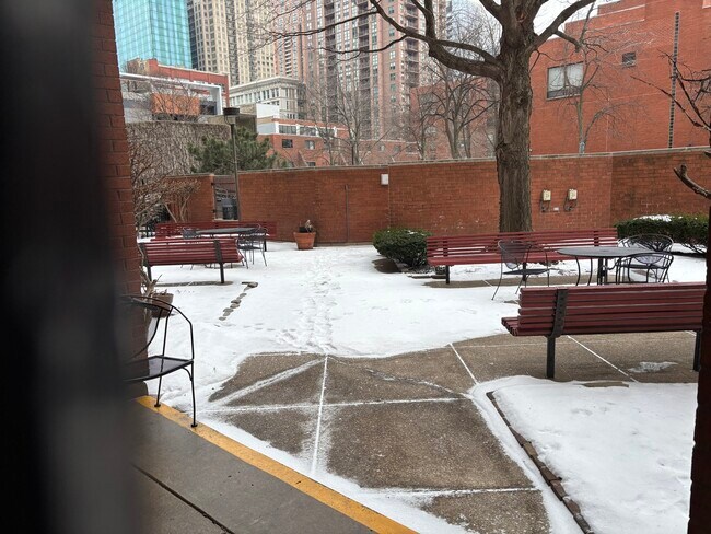 Building Photo - 901 S Plymouth Ct