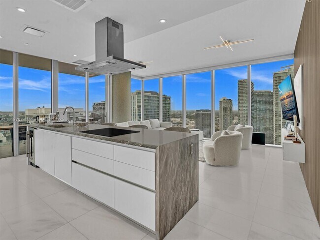 Building Photo - 700 NE 26th Terrace