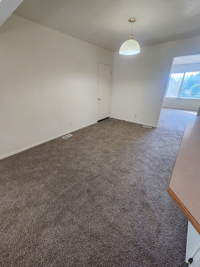 Building Photo - SINGLE FAMILY HOME ON HILLCREST (APP#72)