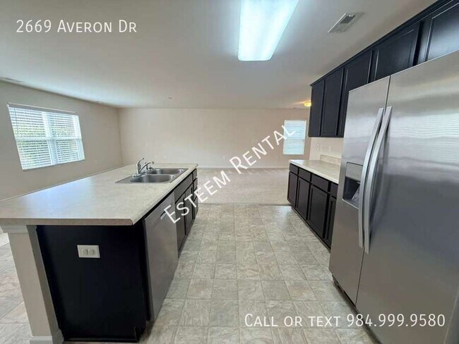 Building Photo - 2669 Averon Dr
