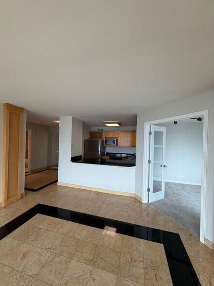 Building Photo - 525 W Hawthorne Pl